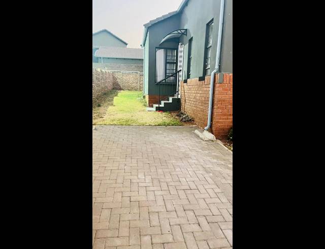 2 BEDROOM HOUSE FOR SALE IN SOUTH HILLS